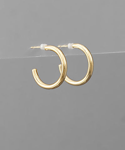 Shiny gold hoops measure 1in in diameter.